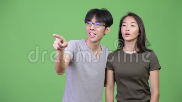 一对年轻的亚洲夫妇共同寻找视频的预览图