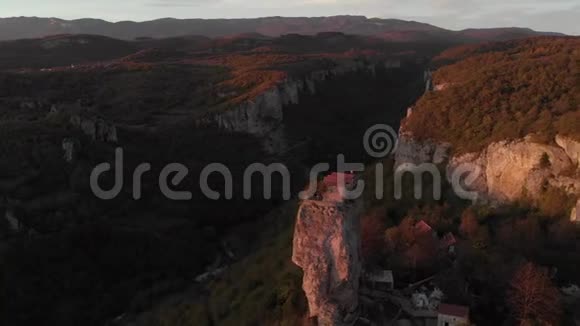 在孤独的岩石上俯瞰修道院的空中景色视频的预览图