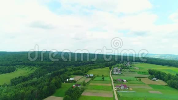 无人机在风景如画的村庄上空飞行4K视频的预览图