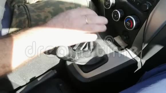 人在车里切换齿轮视频的预览图