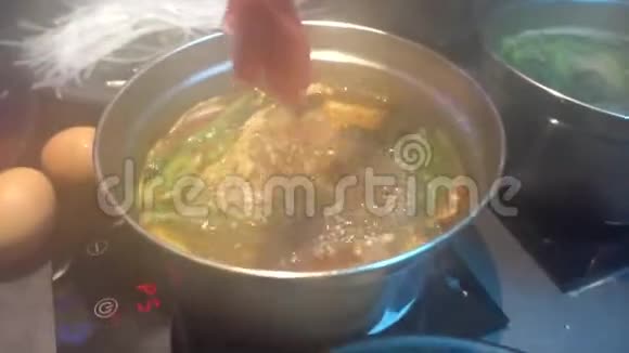 烧烤火锅汤汤视频的预览图