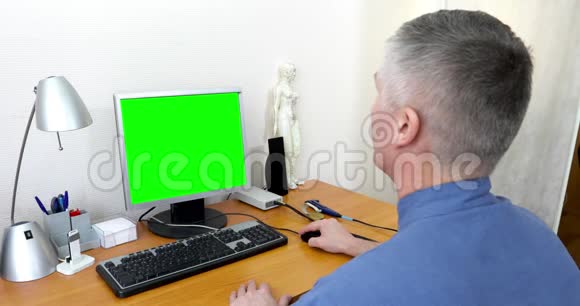 医生在一台绿色屏幕的电脑上工作视频的预览图