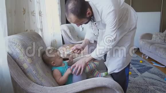 医生在家看望婴儿病人医生诊断病人喉咙视频的预览图