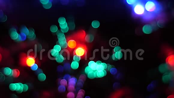 把美丽的灯放在圣诞树上视频的预览图