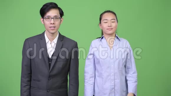 一对年轻的亚洲商务夫妇脖子疼视频的预览图