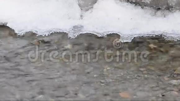 冬天的河流里有冰的水视频的预览图