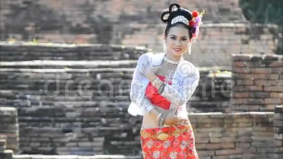 泰国传统舞蹈中的泰国妇女视频的预览图