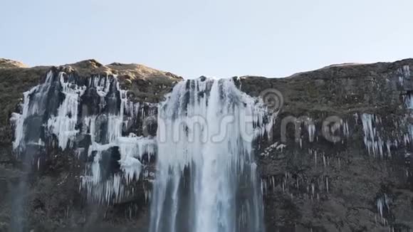 冬天的瀑布就要近了视频的预览图