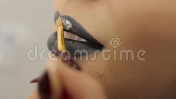黑色嘴唇化妆视频的预览图