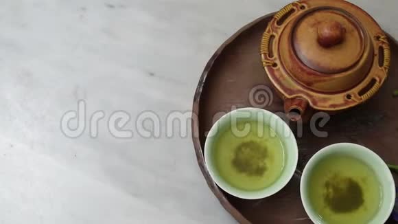 大理石桌上的绿茶和蝴蝶豌豆视频的预览图
