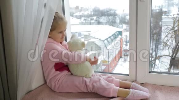伤心的小女孩望着窗外视频的预览图