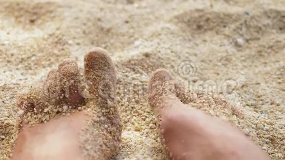 男人的腿在海沙和海浪上在海洋海滩上放松暑假视频的预览图