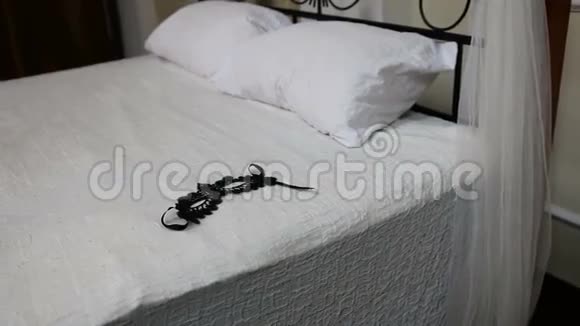 黑色面具在大床上视频的预览图