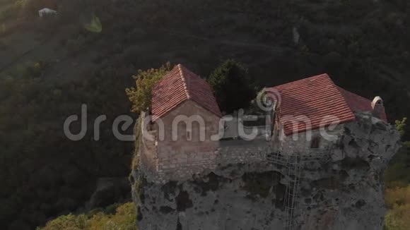 在孤独的岩石上俯瞰修道院的空中景色视频的预览图
