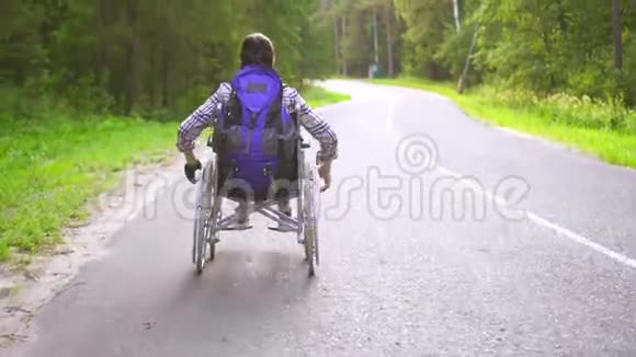 坐轮椅的残疾女孩骑在高速公路上视频的预览图