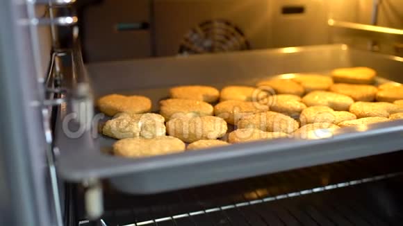 从烤箱里拿出饼干手工做的饭家做的甜点快乐的家庭烹饪手拿饼干视频的预览图