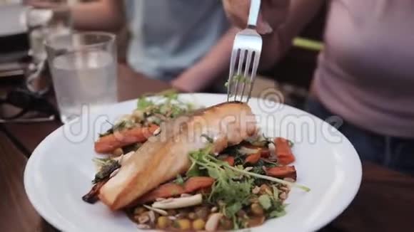 餐厅里的烤三文鱼牛排盘子里放着蔬菜视频的预览图