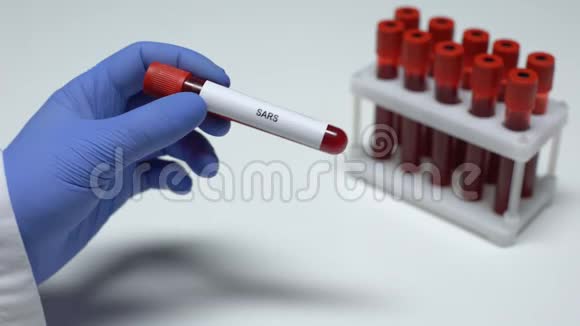 SARS检测医生在试管中显示血样实验室研究健康检查视频的预览图