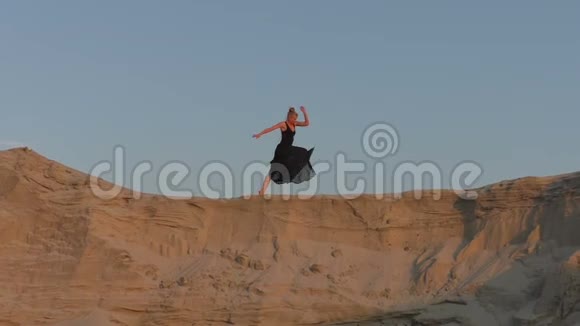 女人在沙丘上跳舞视频的预览图