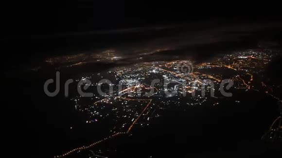 旅行概念从飞机窗口观看夜城乌云视频的预览图