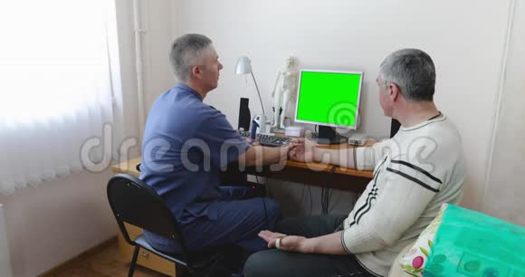 医生用电脑检查病人视频的预览图