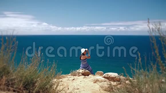 女人喜欢她的热带海滩度假视频的预览图