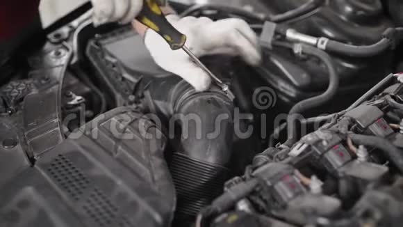 一名机械师检查汽车发动机机油的特写镜头打开引擎盖视频的预览图
