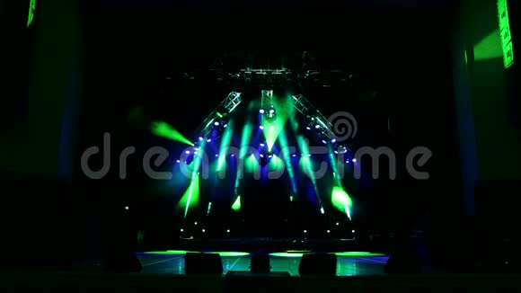 音乐会上五颜六色的舞台灯光舞台灯光和烟雾视频的预览图