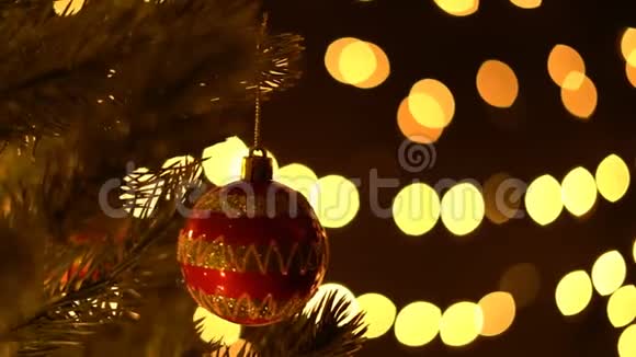 冷杉树枝上的圣诞球背景是bokeh灯视频的预览图