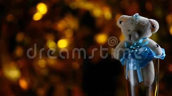 羊毛熊香槟玻璃高清镜头视频的预览图
