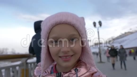 微笑的女孩在码头向后走看着镜头视频的预览图