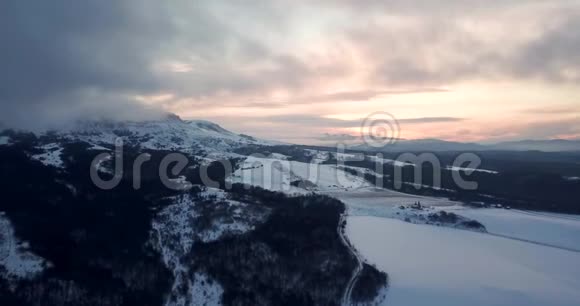 美丽的冬季自然日出空中足迹视频的预览图
