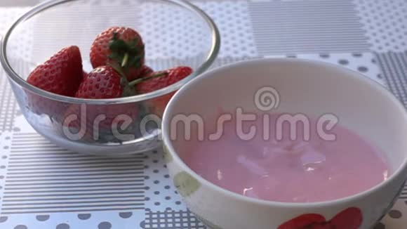 草莓掉进草莓酸奶的碗里视频的预览图