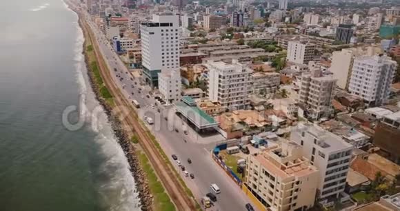 斯里兰卡科伦坡海岸上空的无人机令人惊叹的城市街道交通现代建筑和海洋的鸟瞰图视频的预览图
