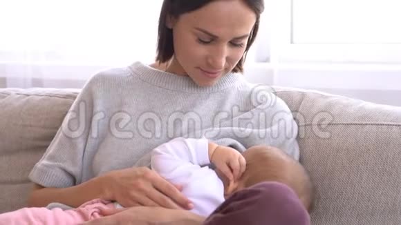 妈妈在家给女婴喂奶视频的预览图