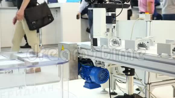 机器人白色手臂从展览的桌子上取出塑料细节先进的自动化过程媒体商务视频的预览图