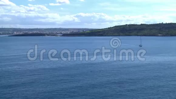 地中海马耳他岛屿上盖迪拉湾河口的帆船发动机视频的预览图