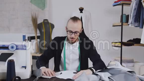阿泰利埃疲惫的时装设计师和裁缝在办公桌与织物在工作室完成工作日视频的预览图