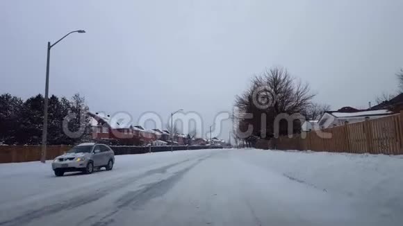 白天开着颠簸的雪街司机的观点冬季驾驶白天下雪视频的预览图