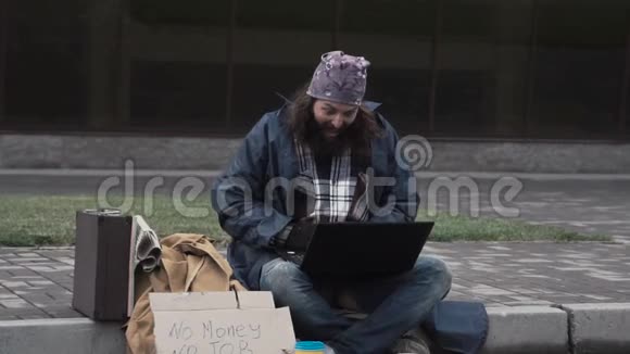 无家可归的人中了头奖视频的预览图