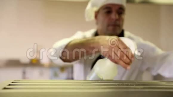 英俊的厨师把柜台擦了下来视频的预览图