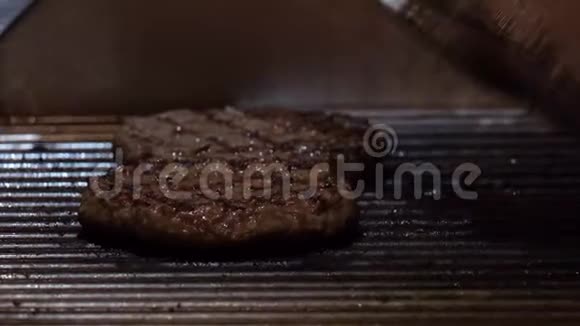 用火烤烤架煮汉堡在餐厅烤肉丸视频的预览图