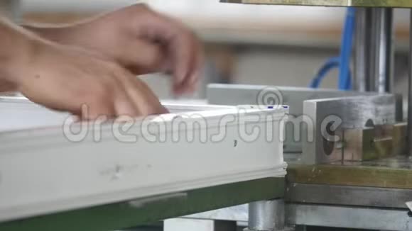 塑钢窗的橡胶密封工厂为PVC门窗生产在塑料中安装橡胶密封胶视频的预览图