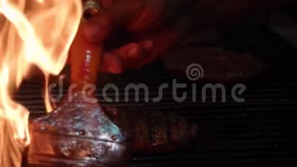 用火烤烤架煮汉堡在餐厅烤肉丸视频的预览图