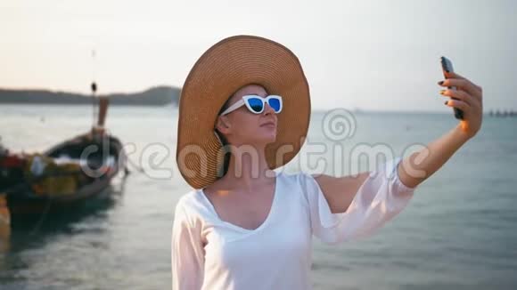 在泰国旅行穿着白色连衣裙的漂亮年轻女子在Rawai热带海滩自拍视频的预览图
