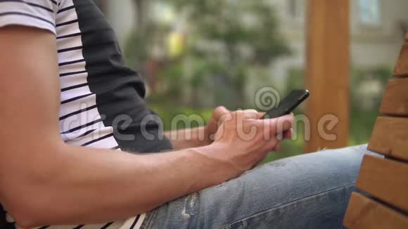 男性在户外使用手机视频的预览图