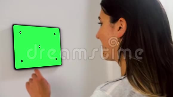智能家居使用平板电脑的微笑女人视频的预览图