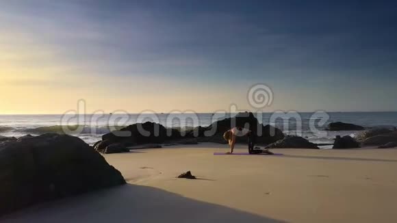 沙滩对海瑜伽鞋的太阳灯光女孩视频的预览图