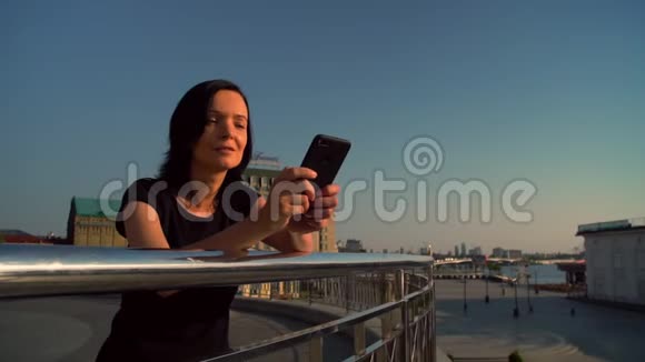 女孩正站在栅栏旁打着一条短信视频的预览图
