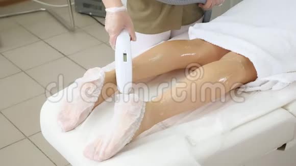 护士做女孩腿后部激光脱毛视频的预览图